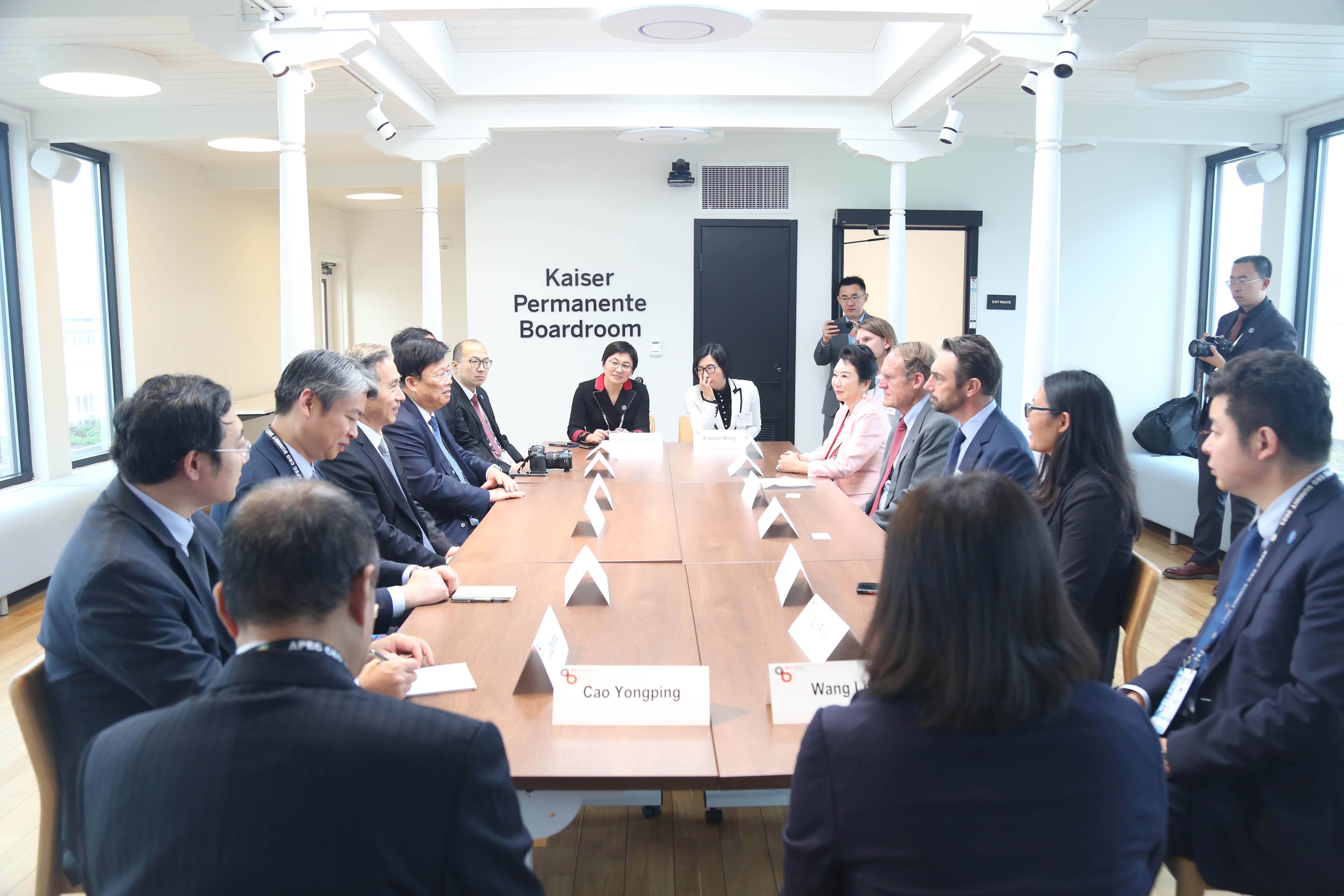 米乐m6集团董事局李俐与中国贸促会会长任鸿斌交流